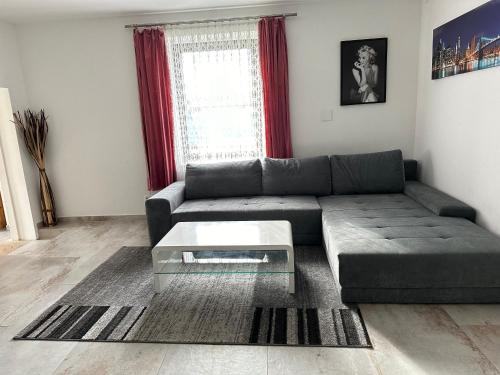 sala de estar con sofá y mesa de centro en Toskana Wohnung, en Schwanenstadt