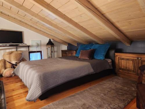 een slaapkamer met een groot bed met blauwe kussens bij villa in Parnassos in Arachova