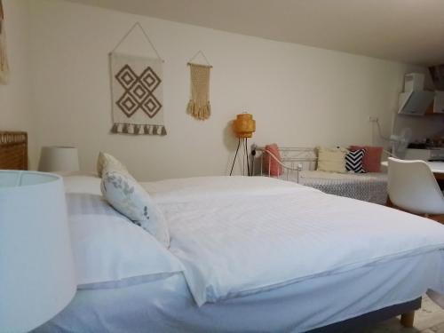 سرير أو أسرّة في غرفة في Apartmán s terasou Zlín