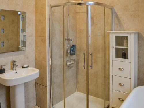 La salle de bains est pourvue d'une douche et d'un lavabo. dans l'établissement Waters Edge, à Tynemouth