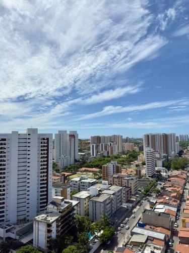 - une vue sur une ville avec de grands bâtiments dans l'établissement Apto melhor localização do Cocó, à Fortaleza