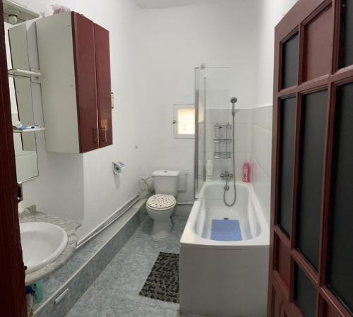 y baño con aseo, bañera y lavamanos. en Home JV, en Getafe