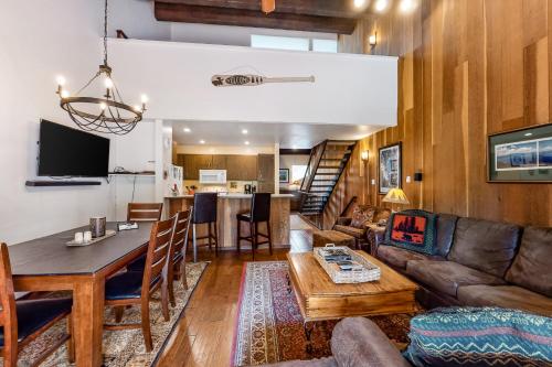 Streamside Townhome – Photos 2