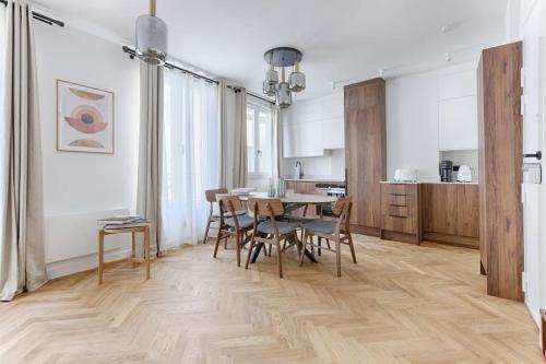 une cuisine et une salle à manger avec une table et des chaises dans l'établissement MyKeypers - Amazing Luxe & Cosy Flat 2BR/6P - Bastille, à Paris