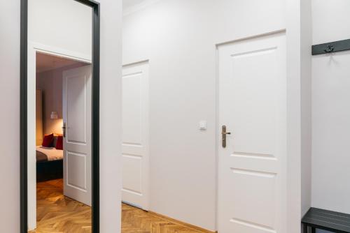 Кровать или кровати в номере Penthouse Cracovian - LoftAffair