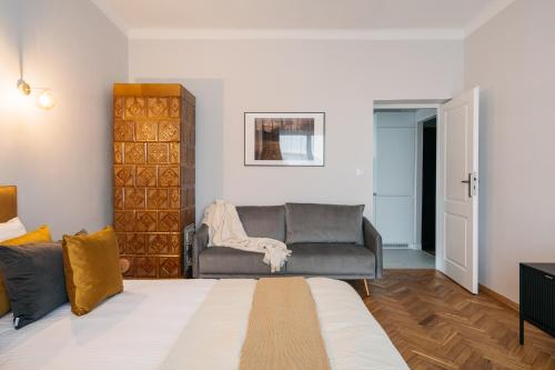 Кровать или кровати в номере Penthouse Cracovian - LoftAffair
