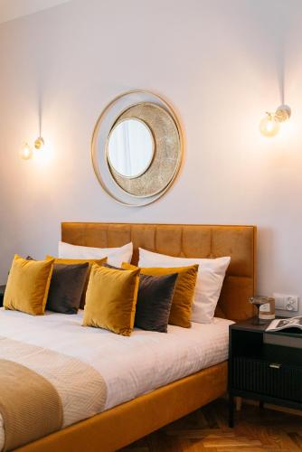 Кровать или кровати в номере Penthouse Cracovian - LoftAffair