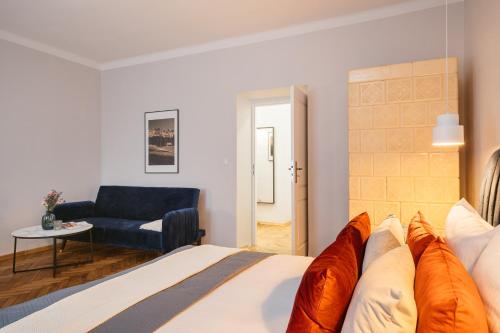 Кровать или кровати в номере Penthouse Cracovian - LoftAffair