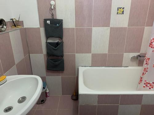 uma casa de banho com um lavatório, um WC e um lavatório. em Milu Residence em Ghimbav