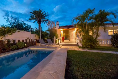 uma villa com piscina à noite em SilverDeluxe Penthouse - CasaColores, Puerto de la Cruz em Puerto de la Cruz