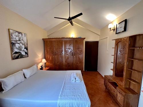 Villa By The Beach Goaにあるベッド