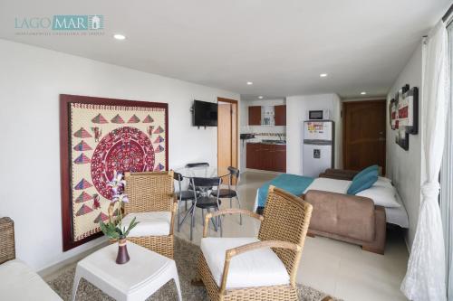 1 dormitorio con 1 cama y sala de estar en Lagos y Mar Apartamentos Cartagena en Cartagena de Indias