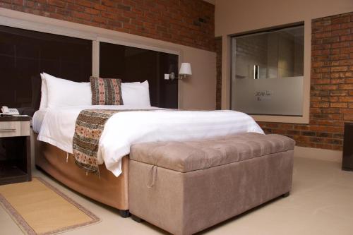 1 dormitorio con 1 cama grande y 1 sofá en Exquisite executive room for 2 - 2179 en Kingsmead