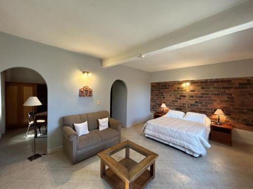pokój hotelowy z łóżkiem i kanapą w obiekcie Asuncion Palace w mieście Asunción