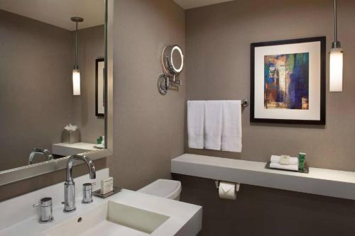 Salle de bains dans l'établissement Hilton Toronto Airport Hotel & Suites