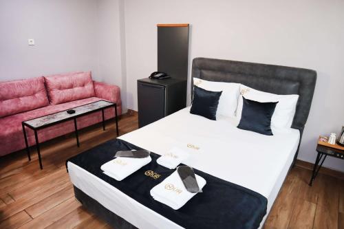 ein Hotelzimmer mit einem Bett und einem Sofa in der Unterkunft GRAND ONUR HOTEL in Istanbul