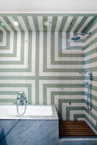 Un baño de Il Pellicano