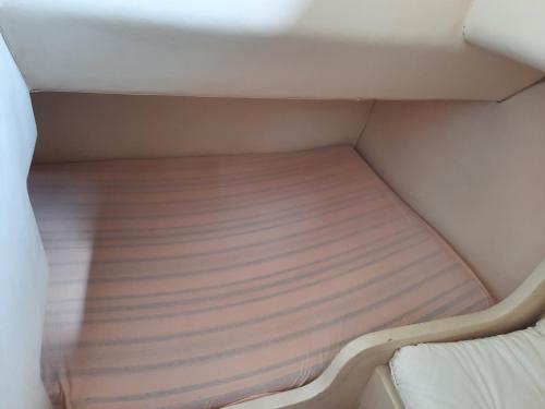 - un petit lit à l'arrière du bateau dans l'établissement Bateau à quai port hendaye, à Hendaye