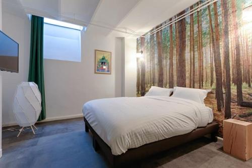 une chambre avec un grand lit avec une grande fenêtre dans l'établissement Cozy Duplex 6P - Arc de Triomphe, à Paris