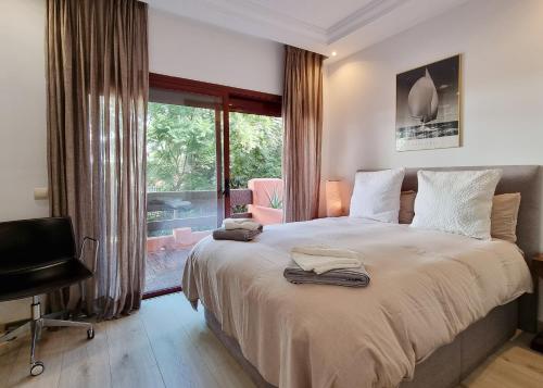 ein Schlafzimmer mit einem großen Bett und einem Fenster in der Unterkunft Luxury Apartment in Jardines De Don Carlos in Marbella