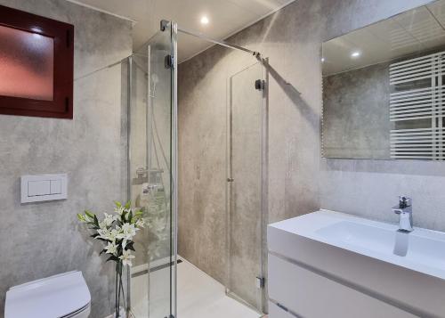 ein Bad mit einer Dusche, einem Waschbecken und einem WC in der Unterkunft Luxury Apartment in Jardines De Don Carlos in Marbella