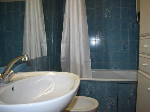 uma casa de banho com um lavatório, uma banheira e um WC. em Appartement Font-Romeu-Odeillo-Via, 2 pièces, 6 personnes - FR-1-580-19 em Font Romeu Odeillo Via
