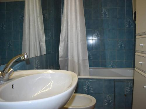 Koupelna v ubytování 2 Pièces Cabine avec Balcon et Parking à Font-Romeu - FR-1-580-19