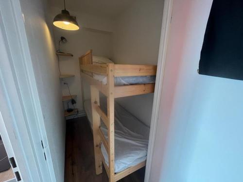 Cette petite chambre comprend des lits superposés. dans l'établissement Studio cabine avec kitchenette équipée et TV - FR-1-593-8, aux Angles