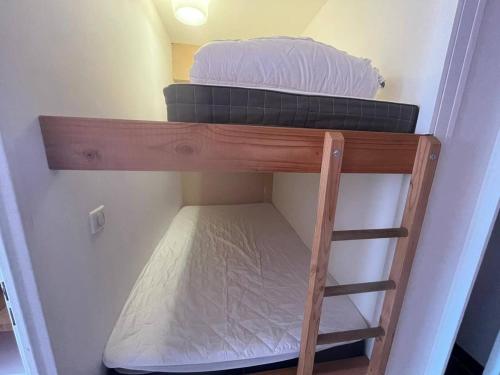 Двухъярусная кровать или двухъярусные кровати в номере Appartement Les Angles, 2 pièces, 4 personnes - FR-1-593-44