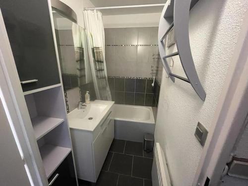 une salle de bain avec un lavabo, des toilettes et une baignoire dans l'établissement Studio cabine avec kitchenette équipée et TV - FR-1-593-8, aux Angles