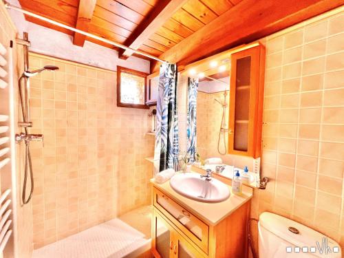 ein kleines Bad mit einem Waschbecken und einer Dusche in der Unterkunft VH CostaBlanca - CALIMA in Benissa