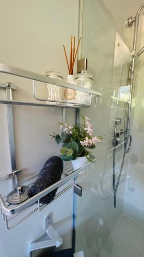 Koupelna v ubytování Tanjanerup Chalets. “Clementine”