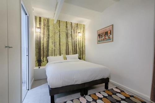 une chambre avec un lit blanc et une fenêtre dans l'établissement Luxury LOFT 6P - Arc de Triomphe, à Paris