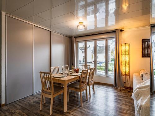 a dining room with a table and chairs at Cosy apartment on Strasbourg Tramway line and Canal - Appartement confortable sur ligne tram Strasbourg et Canal in Bischheim