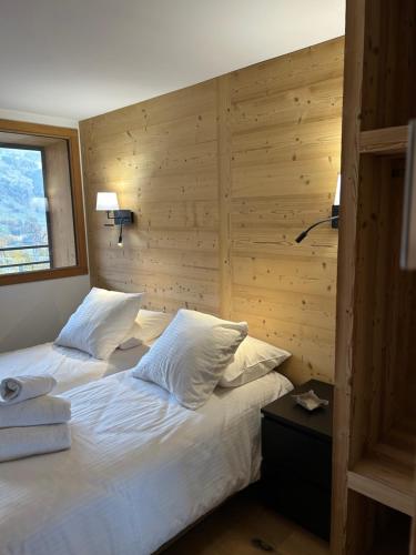 een slaapkamer met 2 bedden en een raam bij Chalet Chablis in Les Deux Alpes