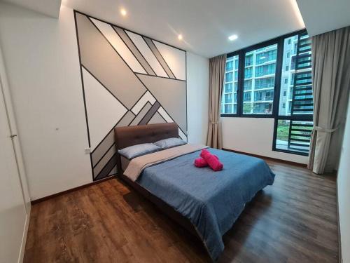 - une chambre avec un lit doté de 2 oreillers rouges dans l'établissement V' BROS VivaCity 3bedroom J4.4 [GOT DRYER], à Kuching