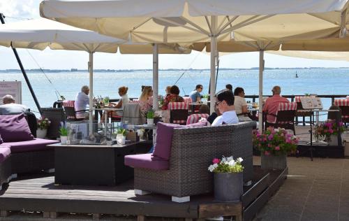 eine Gruppe von Personen, die in einem Restaurant auf Stühlen sitzen in der Unterkunft Hotel Truida in Vlissingen