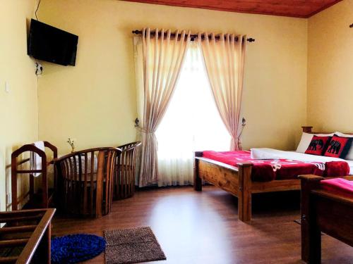 een slaapkamer met een bed en een groot raam bij Shevyhaws in Nuwara Eliya