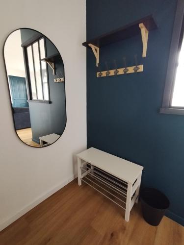 a dressing room with a mirror and a bench at Résidence Beaudelot in Saint-Saulve
