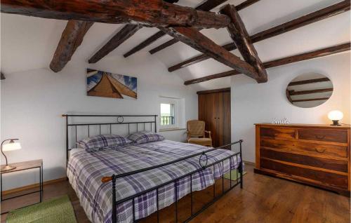 ein Schlafzimmer mit einem Bett und einer Kommode darin in der Unterkunft Villa Lilly in Višnjan