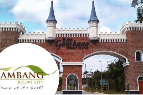 ガンバンにあるNourina Homestay Gambangのディズニーランドリゾートシティの入り口の景色を望めます。