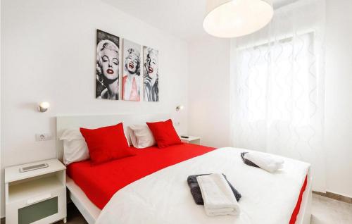 um quarto com uma cama grande e almofadas vermelhas em Villa Sunrise em Pula