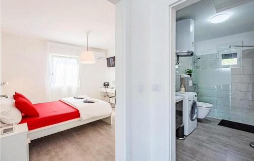 um quarto com uma cama vermelha e uma casa de banho em Villa Sunrise em Pula