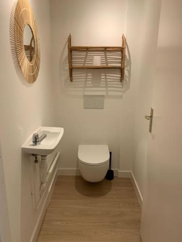 une salle de bain avec toilettes et lavabo dans l'établissement Jaurès - Centre-Ville - T3 au calme, à Brest