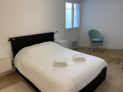 une chambre avec un lit avec deux serviettes dessus dans l'établissement Jaurès - Centre-Ville - T3 au calme, à Brest