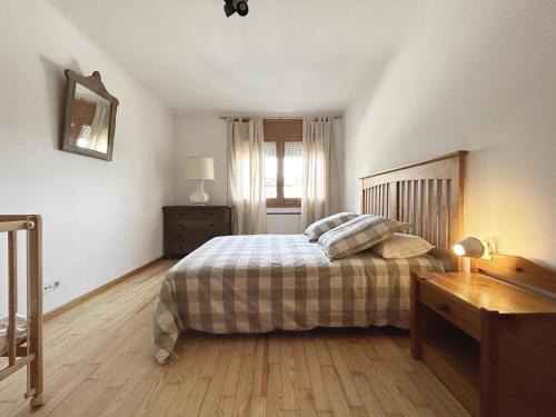 1 dormitorio con cama, escritorio y ventana en Puigcerda V, en Puigcerdà