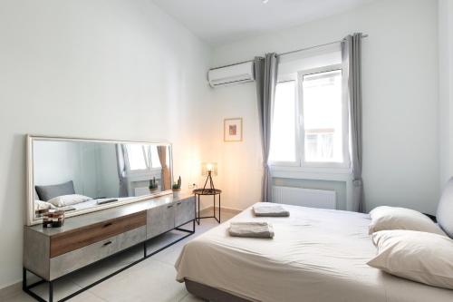 um quarto com um espelho grande e uma cama em Newly Renovated Cozy Studio Downtown Athens em Atenas