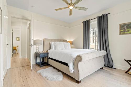 1 dormitorio con 1 cama y ventilador de techo en Magazine Manor W Pool, en Nueva Orleans