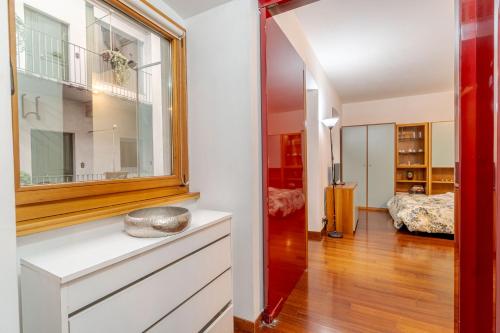 ein Wohnzimmer mit einem Spiegel und einem Waschbecken in der Unterkunft Residenza Juvarra - Exclusive Flat in Turin