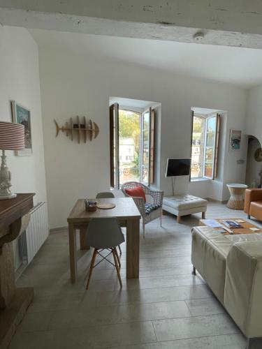 un salon avec un lit et une table dans l'établissement Appartement au Port, à Dinan